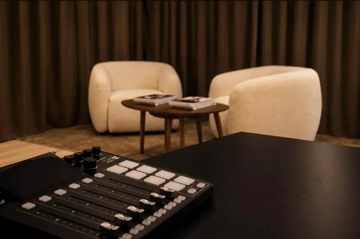 Mesa de realización ante las butacas del set