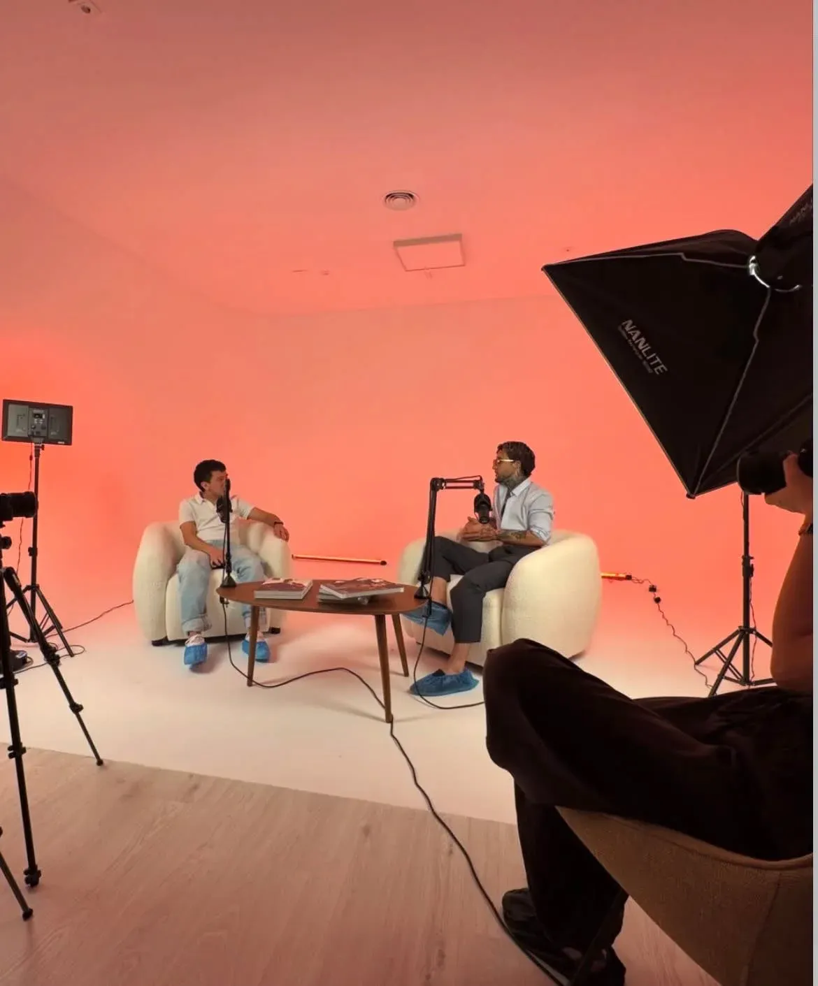 Grabación de una entrevista en el set de podcast