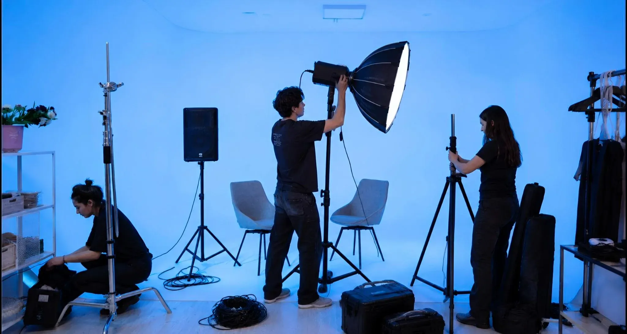 El equipo montando la iluminación en el plató