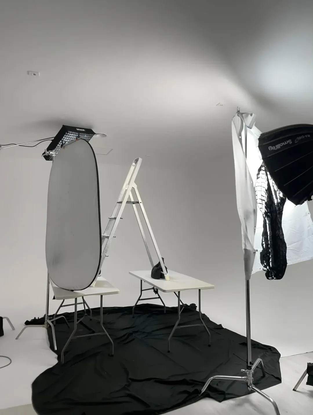 Plató de fotografía con ciclorama blanco y equipo de iluminación