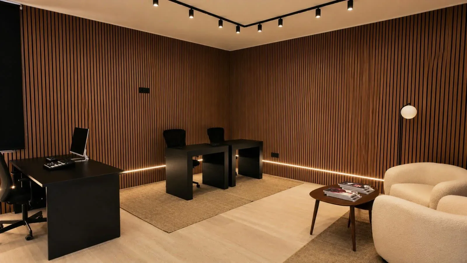 Sala de trabajo con paneles acústicos de madera