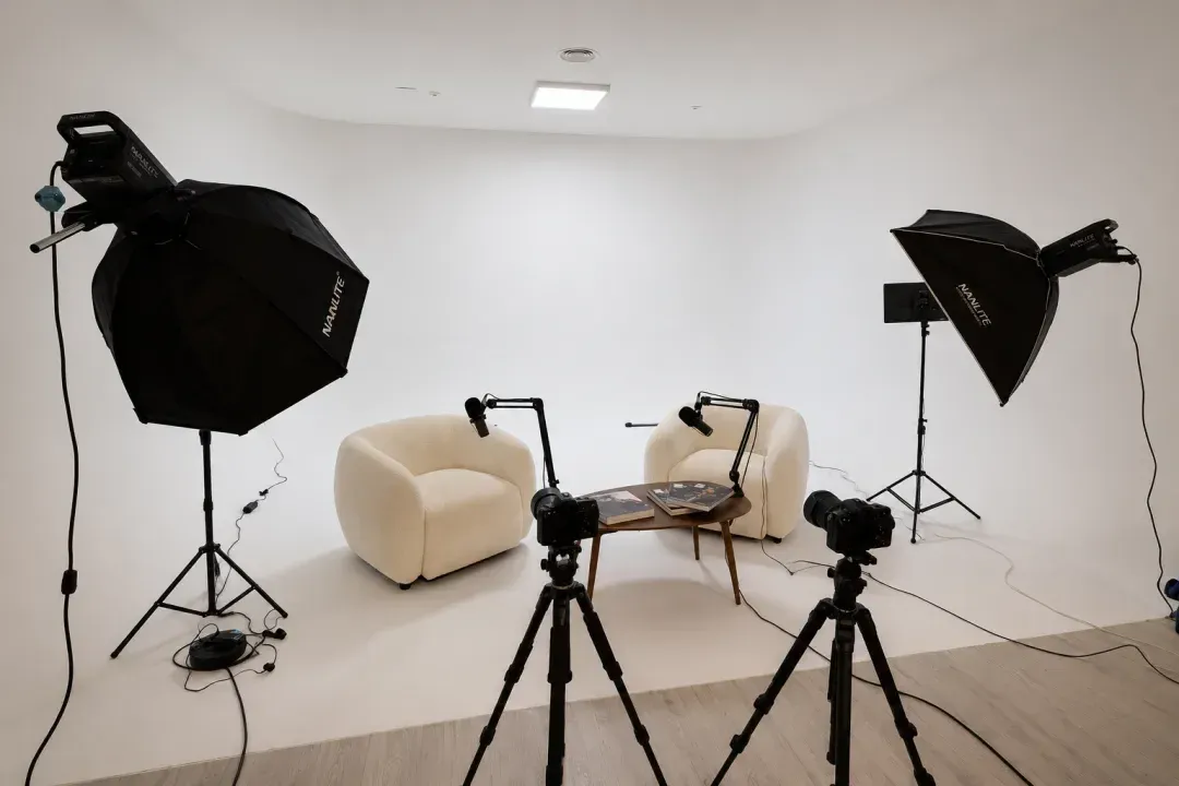 Set de podcast con dos butacas, softboxes y trípodes